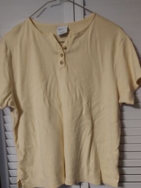 Westbound Short Sleeve Henley in Pale Yellow